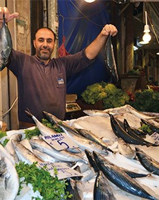 BALIK TEZGAHLARINDA ŞENLİK VAR