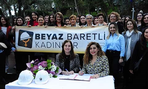 BEYAZ BARETLİ KADINLAR