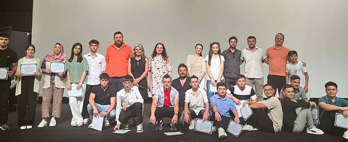 KOSBİ ZÜLFÜ MEVLÜT ÇELİK MESLEKİ VE TEKNİK ANADOLU LİSESİNDE TİYATRO GECESİ